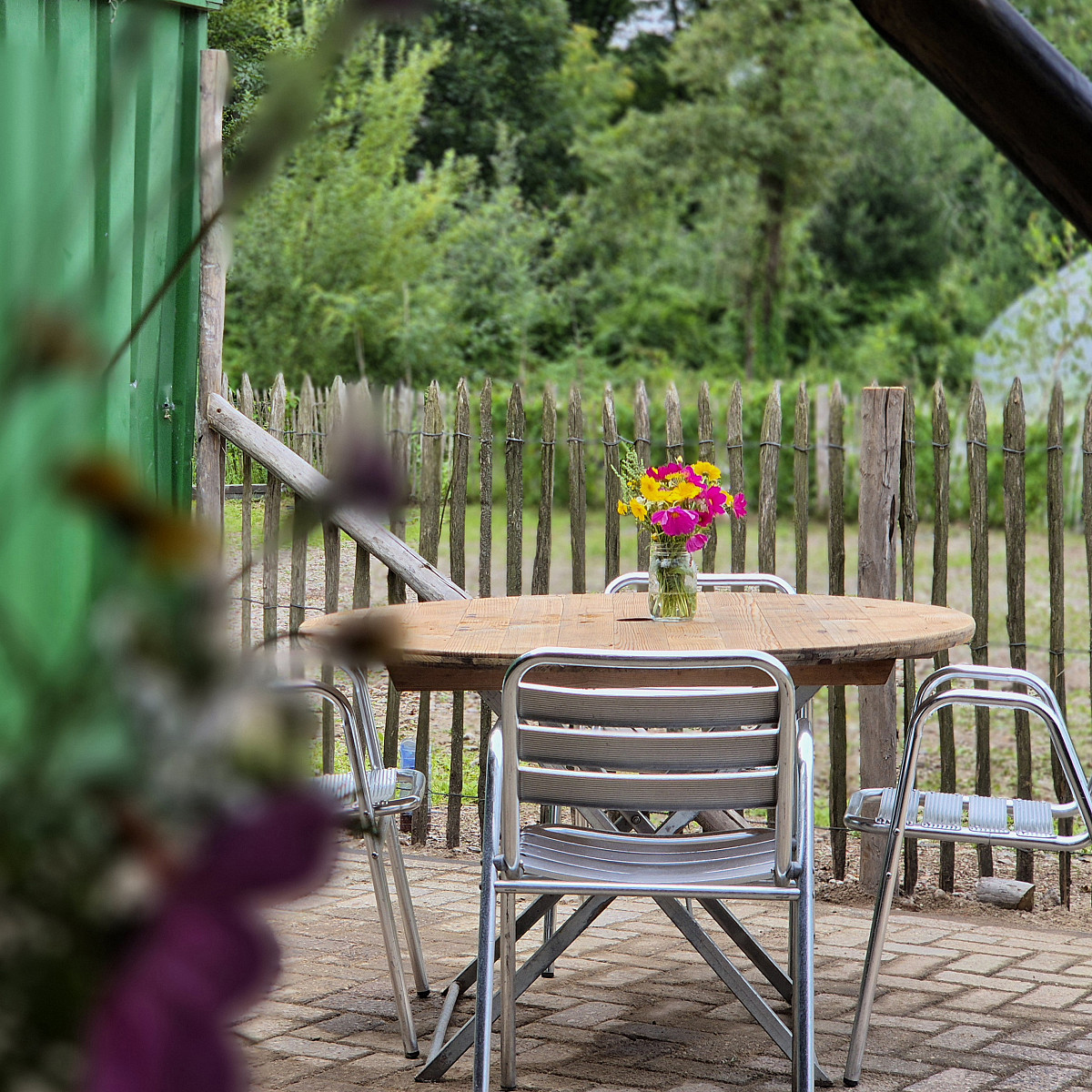 Boerderijterras met bloemen op tafel