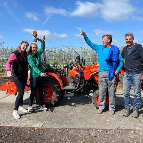 Staf van Zorgkwekerij Groen en tuinbouwexpert met de nieuwe frees