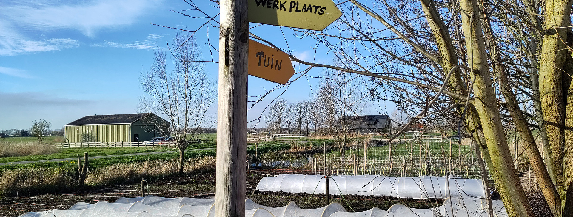 Wegwijzer op het erf van boerderij De Meent