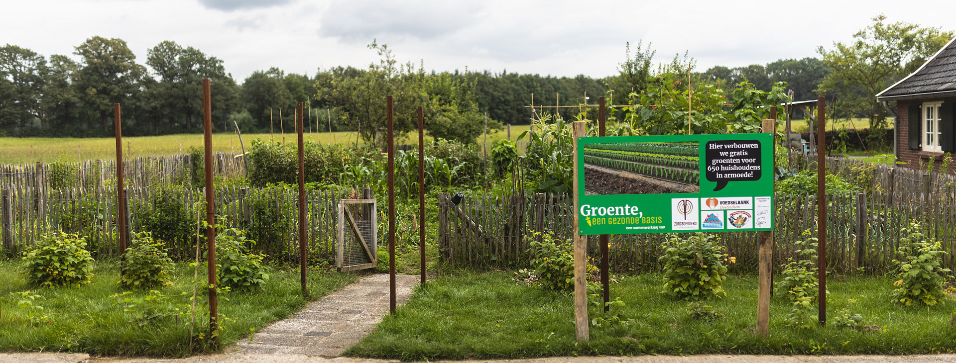 Voedseldeeltuin met bord