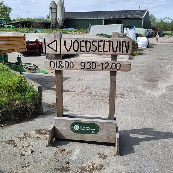Houten wegwijzer naar de voedseltuin van zorgboerderij Elzenhiem